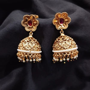 Boucles d'oreilles Jhumka traditionnelles indiennes géométriques plaquées or avec des gouttes de perles, bijoux ethniques de mariage pour femmes - Product Image 1