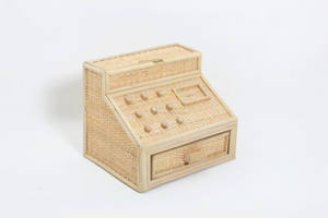 Un modelo de caja registradora de juguete tejida con ratán natural. Un juguete infantil en oferta. Nhat Minh Vietnam - Product Image 3