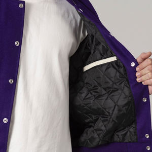 Veste universitaire pour homme, violette et blanche, personnalisée, style baseball, bomber, avec manches en cuir PU, fabricant OEM - Product Image 2