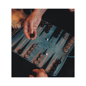 Jeu de backgammon portable de luxe en cuir PU, personnalisable, vente en gros, jeu de backgammon pliable vintage en daim pour voyage - Product Image 1