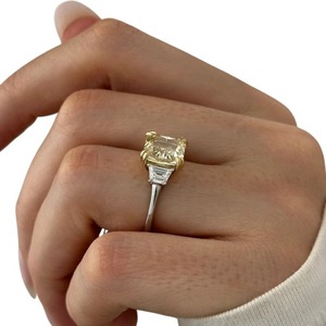 Anillo de Lujo de Oro de 14K con Tres Diamantes Cultivados en Laboratorio de 3.5CT, Corte Radiante, Color Amarillo Intenso, Diseño Trapezoidal Lateral - Product Image 2