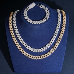 Collier chaîne cubaine en moissanite diamantée fait main, best-seller, idéal pour les cadeaux d'anniversaire, de naissance et de fêtes, disponible à la vente - Product Image 6