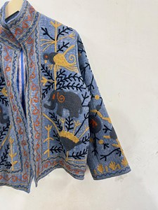 Veste vintage Suzani brodée à la main en coton bleu, style bohème chic, motif animalier, vêtement d'extérieur ethnique, design ouzbek, col montant pour femme - Product Image 4