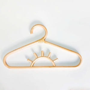 Perchas para ropa de niños hechas de ratán natural, con diseños de sol, corazones y flores; perchas para ropa de muñecas. - Product Image 3