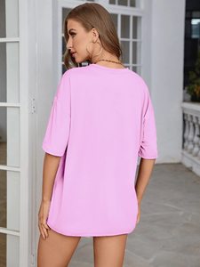 เสื้อยืดพรีเมียมสำหรับผู้หญิง คอกลม แขนสั้น ลายกราฟิก - Product Image 2