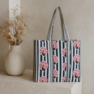 Sac fourre-tout matelassé bleu marine premium à imprimé paon, grand sac à bandoulière en coton pour femme, idéal pour les voyages, la plage, le marché et le quotidien - Product Image 3