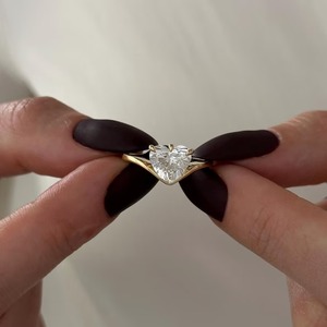 Bague de fiançailles solitaire en forme de cœur avec diamant de laboratoire, design incurvé, or jaune 14k/18k, certifiée IGI - Product Image 6