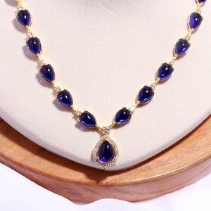 Ensemble collier et boucles d'oreilles en laiton artisanal plaqué or, forme poire, pierre bleue, pour mariage et fêtes nuptiales - Product Image 3