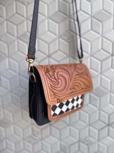 Bolso bandolera de cuero con grabado artesanal, tamaño pequeño, diseño a cuadros, bolso cruzado para mujer, uso diario, con correa para el hombro. - Product Image 2