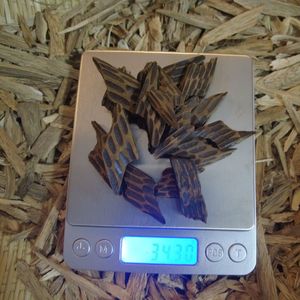 Copeaux d'encens d'agarwood Oud Tigre Vietnamien, morceaux de bois aromatique élégants pour brûleur d'encens, parfum boisé, toutes saisons, pour méditation, rituels et décoration - Product Image 1