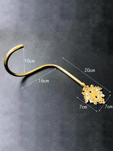 Sujetador de cortina decorativo de metal dorado con borla anudada y gancho para colgar en la pared, elegante soporte para cortinas para un estilo elegante en las ventanas del hogar. - Product Image 6