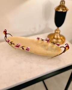 Bandeja de Servir de Latón con Acabado Antiguo Tradicional y Grabado Detallado - Product Image 2