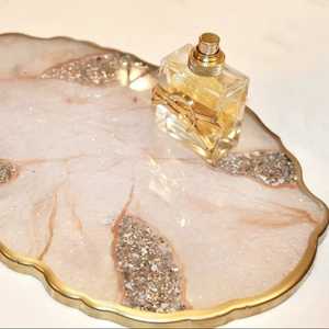 Plateau de parfum en résine quartz or rose de luxe, plateau décoratif en cristal géode, organiseur de maquillage et de bijoux pour la décoration de la salle de bain - Product Image 1