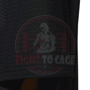 T-shirt athlétique à manches courtes col en V pour femme, style streetwear urbain, en maille noire, coupe ample hip-hop, avec patchs numérotés rouges - Product Image 5