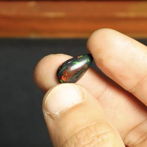 โอปอลสีดำธรรมชาติทรงลูกแพร์ขนาด 3.75 กะรัต ขัดเงา ลายรังผึ้งขนาดเล็ก 17x10 มม. พลอยเม็ดเดี่ยว - Product Image 3