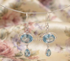 Pendientes Colgantes de Lujo de Plata de Ley 925 con Topacio Azul, Hechos a Mano, con Gema Facetada, Bañados en Oro Amarillo y Oro Rosa - Product Image 1