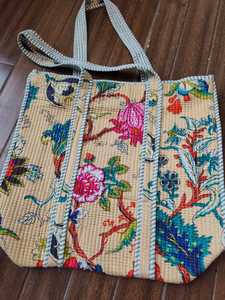Sac fourre-tout matelassé en coton fait main, écologique, avec fermeture éclair, pour le shopping quotidien, les voyages et la plage, au design national vibrant et tendance - Product Image 4