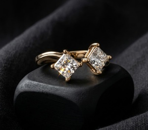 Élégante bague de fiançailles Toi et Moi en or plaqué 18K 14K avec diamant de laboratoire taille princesse pour femme, style classique CVD - Product Image 1