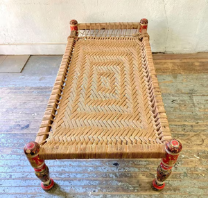 Lit de jour en charpai en bois artisanal avec un motif géométrique multicolore en corde tressée, disponible à prix de gros. - Product Image 3