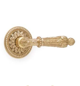 Elegante juego de puertas de latón pulido que incluye pomos redondos clásicos y un cerrojo a juego, disponible a precios de mayorista. - Product Image 5