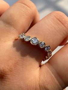 Anillo de Eternidad con Diamantes Cultivados en Laboratorio con Bisel Dorado, Corte Brillante Redondo, Anillo de Bodas para Mujer - Product Image 4