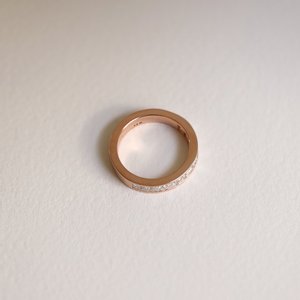 Anillo de media eternidad con moissanita de corte princesa de 2 mm, plata 925 con baño de oro rosa, ideal para bodas y fiestas, unisex, para ella. - Product Image 4