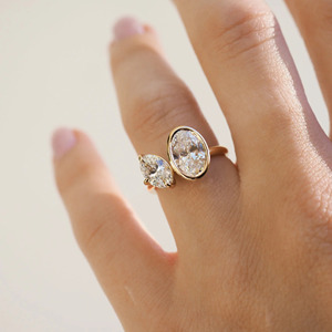 Bague de fiançailles de luxe Toi et Moi en diamant de laboratoire avec coupe ovale personnalisable en or jaune et bijoux fins - Product Image 2