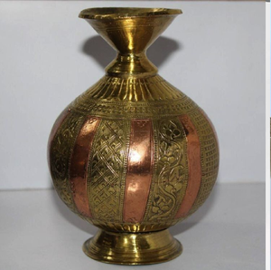 Kalash bicolore en laiton et cuivre avec un bord évasé. Pot rituel parfaitement équilibré disponible à prix de gros. - Product Image 1