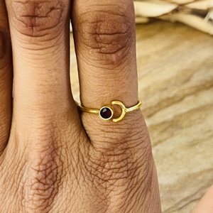 Anillo de Granate Minimalista con Banda Celestial, Anillos Boho de Latón para Mujer, Chapado en Oro de 18k, Joyería Fina con Diseño de Luna, Venta al por Mayor/OEM - Product Image 4