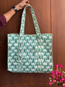 Grand sac fourre-tout réversible en coton matelassé, motif bohème à carreaux et rayures vertes, imprimé à la main, écologique et durable, pour les courses et la mode - Product Image 4