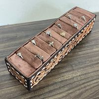 Boîte de rangement de bijoux verticale pour femmes, présentoir à bagues en cuir avec motif élégant et doublure en velours