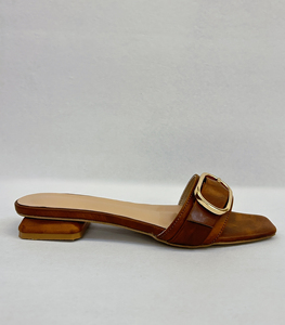 Mules de mujer para verano, de piel sintética con textura de nube marrón, con hebilla dorada, punta cuadrada, tacón bajo de medio pulgada, elegantes y casuales. - Product Image 6