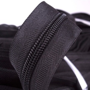 Rouleau de fermeture éclair en plastique à extrémités ouvertes, directement de l'usine, 3 #   4 #   5 #   7 #   8 #   10 #   Chaîne à fermeture éclair longue pour accessoires vestimentaires - Product Image 1