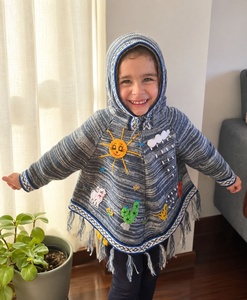 PONCHO CON CAPUCHA PARA NIÑO CON APLICACIONES EN 3D - Product Image 1
