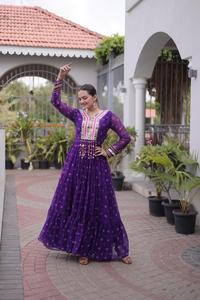 Kurta de Fiesta para Mujer, Estilo Casual, Corte Regular, Largo hasta el Tobillo, en Faux Georgette con Estampado Laheriya y Parches Kutchi, Especial para Navratri - Product Image 2