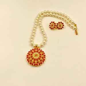 Conjunto de Colgante de Perlas de Coral Chapado en Oro RAY FINE ORNATES, Joyería Hecha a Mano con Piedras Preciosas, Joyería Étnica India de Moda para Novias y Bodas - Product Image 1