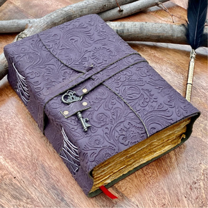 Agenda miniature en cuir fait main de qualité supérieure avec motif floral gaufré élégant, couverture rose intense, texture détaillée - Cadeau - Product Image 3