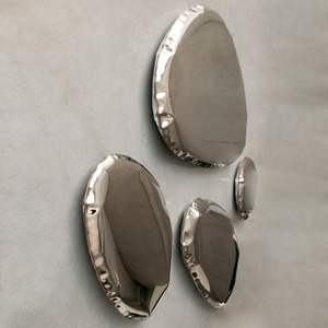 Miroir mural en aluminium de forme unique, finition brillante, idéal pour la maison et le bureau - Product Image 1