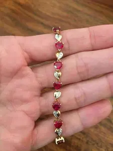 สร้อยข้อมือรูปหัวใจประดับเพชรทิชยา รูบี้สีแดง มอยส์ซาไนต์ 8 กรัม เงินแท้ 925 ชุบทอง สำหรับผู้หญิง สื่อถึงความรักโรแมนติก - Product Image 4