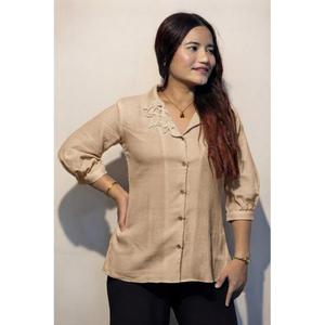 Luce a la moda sin esfuerzo con esta cómoda y elegante camisa para mujer. Compra directamente del proveedor. - Product Image 1