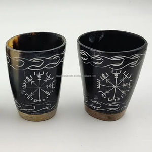 Verre à boire en corne de boeuf noire naturelle avec motif gravé à la main blanche d'Inde - Product Image 2