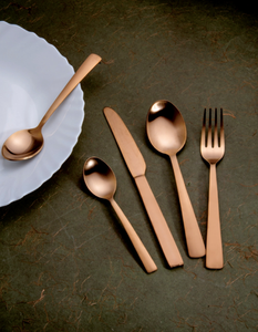 Cubiertos de cristal estilo británico que expresan un lujo atemporal, prestigio en la mesa y una elegancia refinada para la recepción de invitados. - Product Image 2