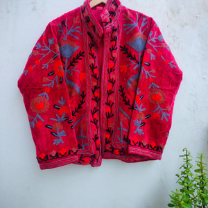 Veste matelassée en velours rose respirant, fabriquée à la main, avec broderie florale complexe, élégante tenue traditionnelle indienne pour l'hiver - Product Image 3