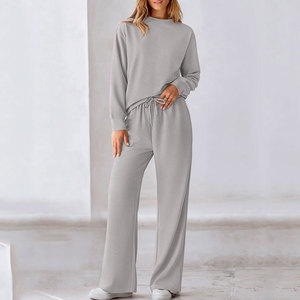 Ensemble de salon élégant et neuf, parfait pour les tenues décontractées et la relaxation, avec des matériaux respirants et confortables. Ensemble de salon pour femmes. - Product Image 1