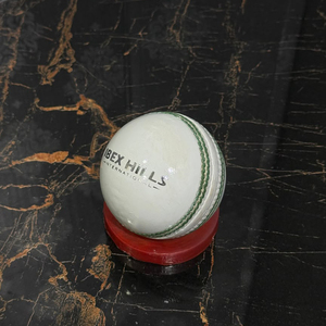 ลูกคริกเก็ตหนังแท้ Club White Cricket Hard Ball น้ำหนัก 156 กรัม เกรดแข่งขันระดับมืออาชีพ เย็บด้วยมือ สำหรับฝึกซ้อมในสโมสร - Product Image 6