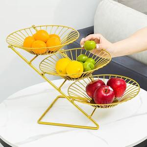 Cesta para frutas de metal elegante, de color dorado y de excelente calidad, que aporta una estética profesional, estilo cafetería, a las cocinas domésticas. - Product Image 6