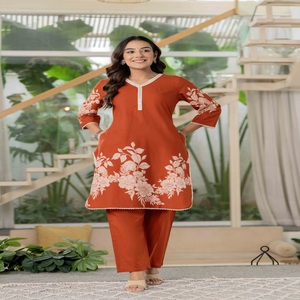 ชุดคุร์ตะผ้าฝ้ายแท้พิมพ์ลายดอกไม้สำหรับผู้หญิงพร้อมกางเกงขายาว - Product Image 1