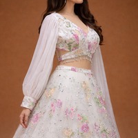 Lehenga Choli Wanita Desainer Putih dengan Aplikasi Jaring |   Bordir Bunga dengan Payet |   Gaun Pengantin Tradisional Mewah Panjang hingga Lantai
