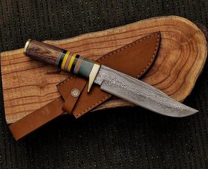 Couteau Bowie Damas fait main sur mesure, 12 pouces, manche en bois Pakka avec résine et bolster en laiton - Product Image 1