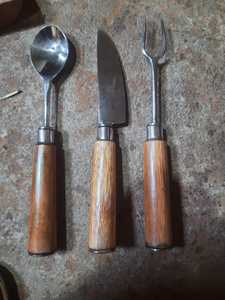 Ensemble de couverts traditionnels avec manche en bois et finition miroir, cuillère, couteau et fourchette en métal pour les occasions de restauration - Product Image 1